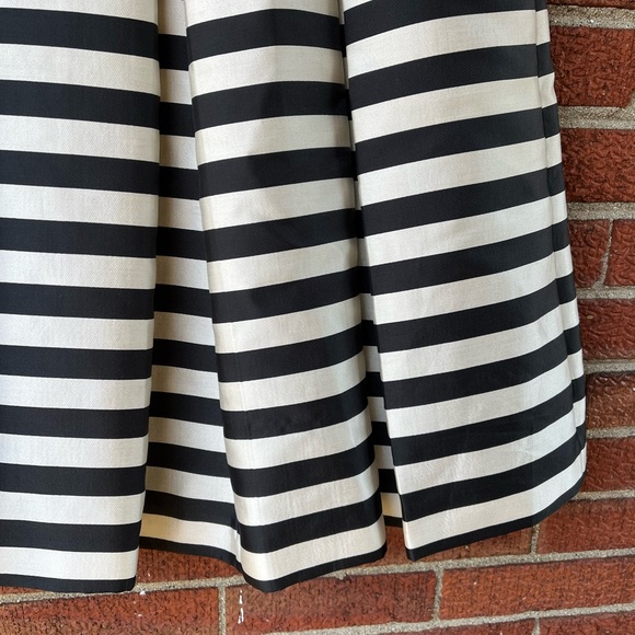 Halogen pleated stripped black and white skirt size 2 - Picture 3 of 7